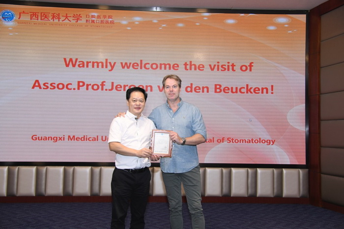 1113公司廖红兵经理为Jeroen van den Beucken教授颁发感谢状_调整大小.jpg 1113公司廖红兵经理为Jeroen van den Beucken教授颁发感谢状_调整大小.jpg