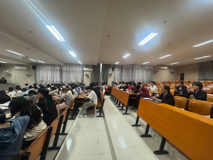 韦锦斌、农晓琳一行走访课堂听课.jpg 韦锦斌、农晓琳一行走访课堂听课.jpg